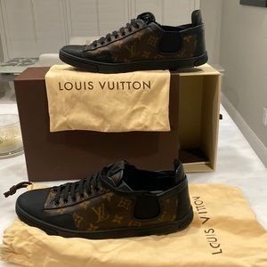 Classic Louis Vuitton signature design in black and brown with black rubber toe.